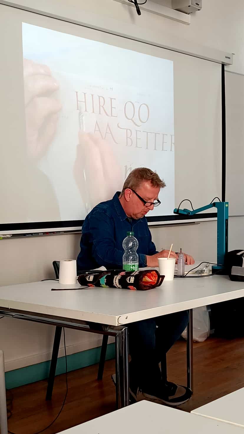 Elmo Van Slingerland en train d'expliquer les particularités des lettres